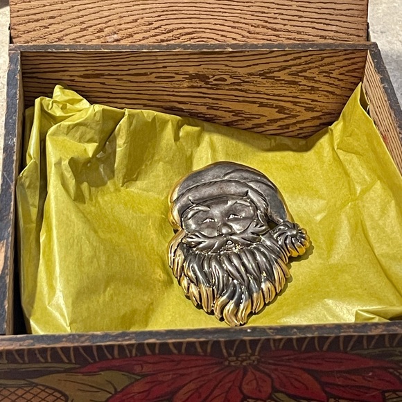 VINTAGE SIGNED BOST SANTA PIN! - Picture 8 of 8